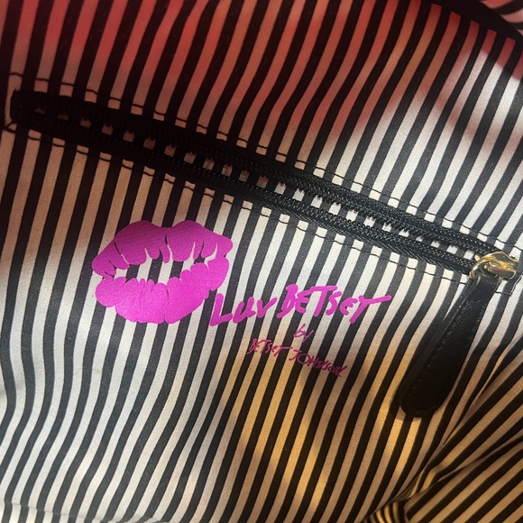 Large Betsy Johnson duffel bag- great condition inside & out. Rare find! Cuuute! - Picture 12 of 17